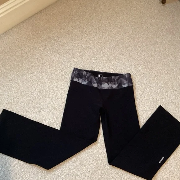 Mondetta Black Yoga Pants with Gray Waistband - Picture 4 of 7